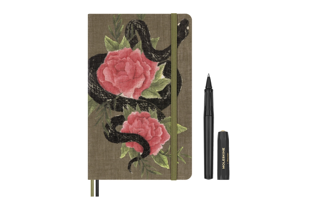 Een Moleskine Snake Roses Ruled Hardcover Large Notebook + Kaweco Ballpoint Pen Gift Set koop je bij Moleskine.nl